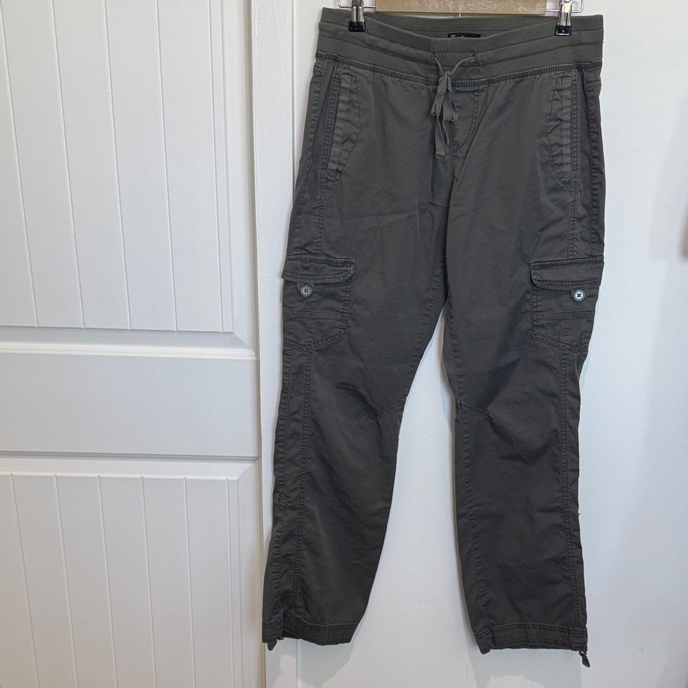 Stylish Women's Cargo Pants in army green